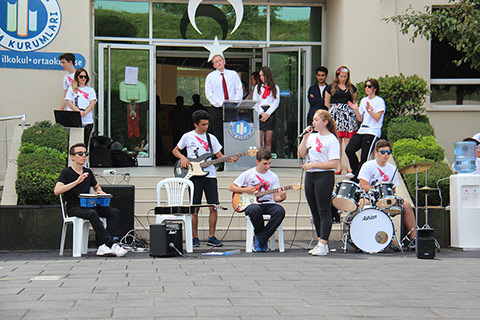 19 Mayıs Atatürk'ü Anma Gençlik ve Spor Bayramını Okul Bahçemizde Görkemli Bir Törenle Kutladık 