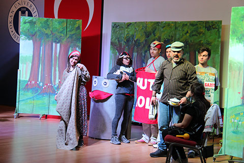 ''Ben Çöp Değilim'' Tiyatro Oyununu İzledik