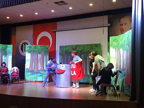 ''Ben Çöp Değilim'' Tiyatro Oyununu İzledik