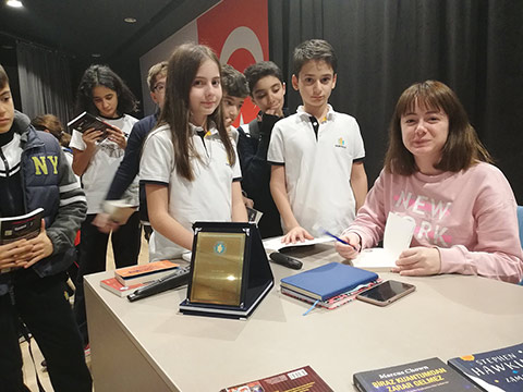 Editör Bade Baran ile Kontrol-Z Kitabı ve Zaman Yolculuğu Üzerine Söyleşi Gerçekleştirdik