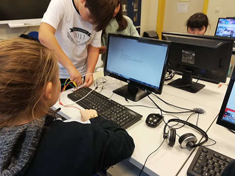 Okan Koleji Tuzla Kampüsü Ortaokul Kademesi Öğrencilerimizle Scratch Ve Makey Makey Çalışmaları Yaptık