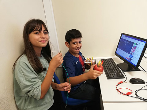 Okan Koleji Tuzla Kampüsü Ortaokul Kademesi Öğrencilerimizle Scratch Ve Makey Makey Çalışmaları Yaptık