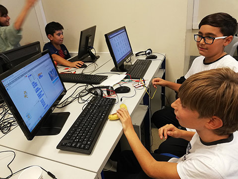 Okan Koleji Tuzla Kampüsü Ortaokul Kademesi Öğrencilerimizle Scratch Ve Makey Makey Çalışmaları Yaptık
