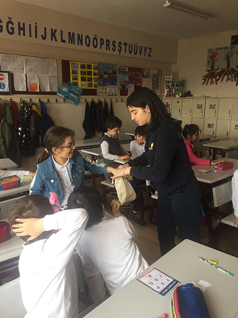 Tuzla Öğrencileri "Gönüllü Hizmet" Kapsamında İngilizce Speaking Dersleri Veriyor