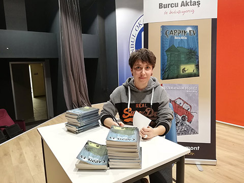 Yazar Burcu Aktaş İle ‘‘Çarpık Ev’’ adlı Kitabı Üzerine Söyleşi Gerçekleştirdik