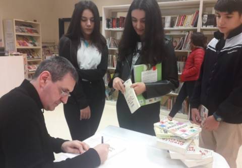 İshak Reyna ile kitabı Sanatçı Öyküler üzerine söyleşi