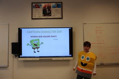 Öğrencilerimiz Kitap ve Çizgi Film Karakterlerinin İngilizce Sunumlarını Yaptılar 