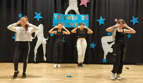 Öğrencilerimiz Yetenekler Sahnede Etkinliğinde Yeteneklerini Sergilediler