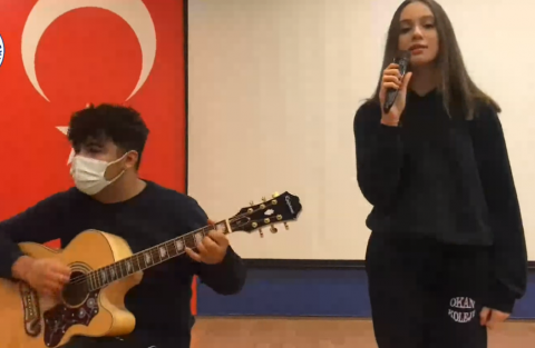 Öğrencilerimiz Yetenekler Sahnede Etkinliğinde Yeteneklerini Sergilediler