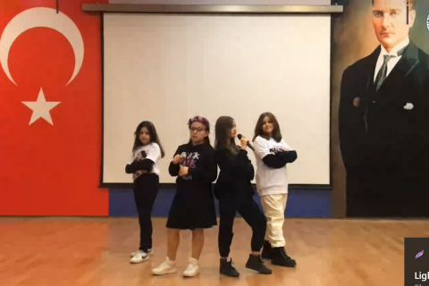 Öğrencilerimiz Yetenekler Sahnede Etkinliğinde Yeteneklerini Sergilediler