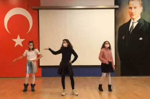 Öğrencilerimiz Yetenekler Sahnede Etkinliğinde Yeteneklerini Sergilediler