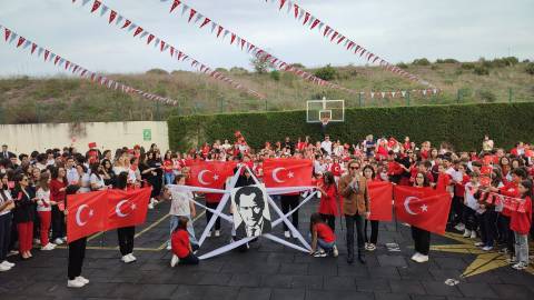 ÖĞRENCİLERİMİZ  CUMHURİYET'İN 100. YILI COŞKUSUNU SONER ARICA İLE YAŞADI 