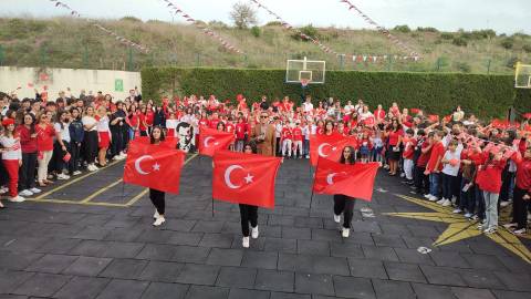 ÖĞRENCİLERİMİZ CUMHURİYET'İN 100. YILI COŞKUSUNU SONER ARICA İLE YAŞADI