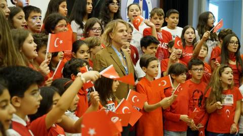 ÖĞRENCİLERİMİZ CUMHURİYET'İN 100. YILI COŞKUSUNU SONER ARICA İLE YAŞADI