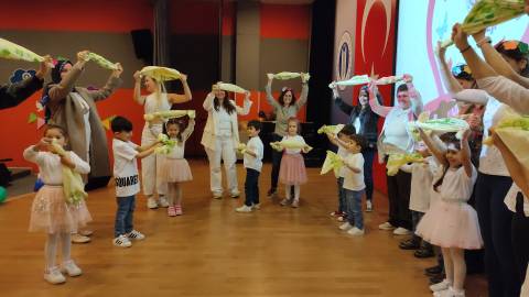 Anaokulu Öğrencilerimiz Annelerin Gününü Kutladılar