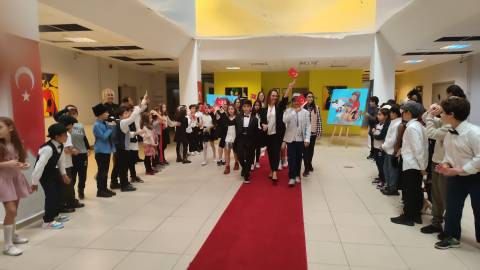 Cumhuriyet Defilemiz ile Cumhuriyet Dönemine Tarihi Yolculuk Yaptık