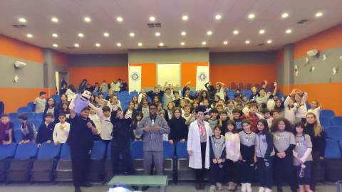 Öğrencilerimiz İngilizce Tiyatro Oyununu İlgiyle ve Merakla İzlediler