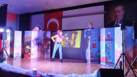Öğrencilerimiz İngilizce Tiyatro Oyununu İlgiyle ve Merakla İzlediler