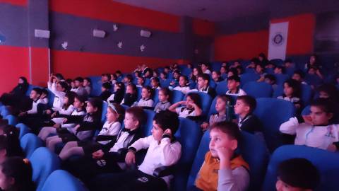 Öğrencilerimiz İngilizce Tiyatro Oyununu İlgiyle ve Merakla İzlediler