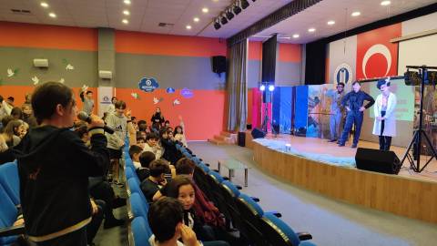 Öğrencilerimiz İngilizce Tiyatro Oyununu İlgiyle ve Merakla İzlediler