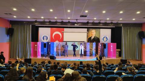 Öğrencilerimiz İngilizce Tiyatro Oyununu İlgiyle ve Merakla İzlediler
