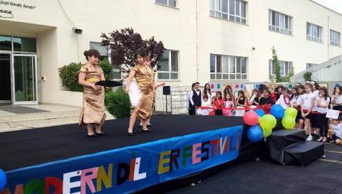 Öğrencilerimiz Modern Diller Festivalinde Yeteneklerini Sergilediler