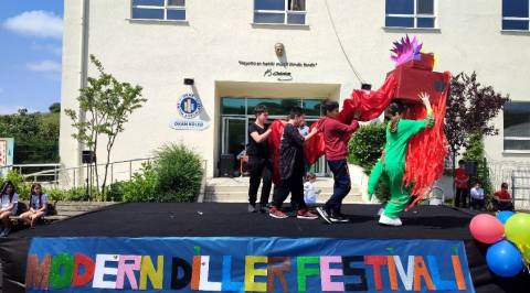 Öğrencilerimiz Modern Diller Festivalinde Yeteneklerini Sergilediler