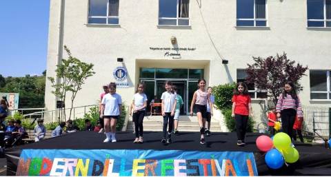 Öğrencilerimiz Modern Diller Festivalinde Yeteneklerini Sergilediler