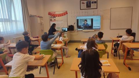 1.Sınıf Öğrencilerimiz Yazar Özge Özdemir ile Online Söyleşide Buluştu