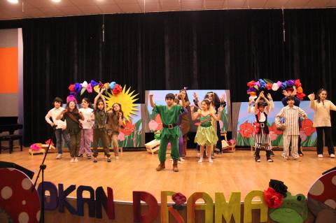 İlkokul–Ortaokul Öğrencilerimiz Dünyaca Ünlü Müzikal ve Tiyatro Oyunlarını Sergilediler 