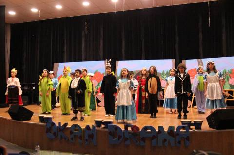 İlkokul–Ortaokul Öğrencilerimiz Dünyaca Ünlü Müzikal ve Tiyatro Oyunlarını Sergilediler 
