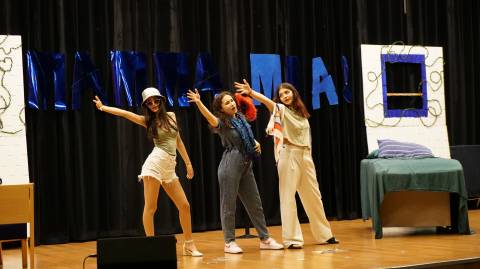 Öğrencilerimiz Dünyaca Ünlü “Mamma Mia!" Müzikalini Sahneledi 