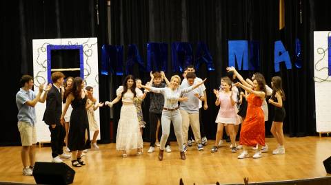 Öğrencilerimiz Dünyaca Ünlü “Mamma Mia!" Müzikalini Sahneledi 