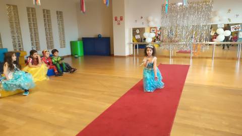 Kostüm Festivalinde Yaratıcılığımızı Kullanarak Dil Becerilerimizi Geliştirdik 