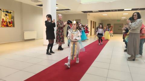 Kostüm Festivalinde Yaratıcılığımızı Kullanarak Dil Becerilerimizi Geliştirdik 