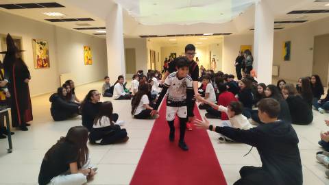 Kostüm Festivalinde Yaratıcılığımızı Kullanarak Dil Becerilerimizi Geliştirdik 