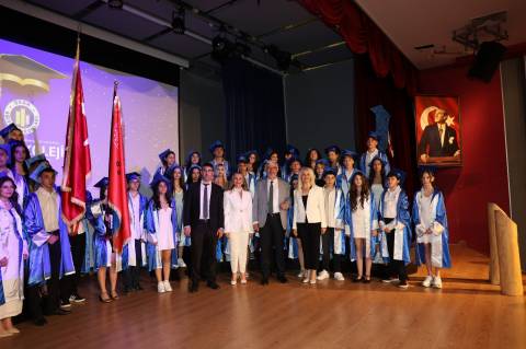  Gurur ve Mutluluk Bir Arada: Ortaokulda 10. Lisede 12. Dönem Mezunlarını Geleceğe Uğurladık