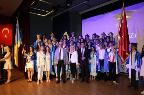  Gurur ve Mutluluk Bir Arada: Ortaokulda 10. Lisede 12. Dönem Mezunlarını Geleceğe Uğurladık 