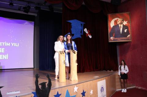  Gurur ve Mutluluk Bir Arada: Ortaokulda 10. Lisede 12. Dönem Mezunlarını Geleceğe Uğurladık 