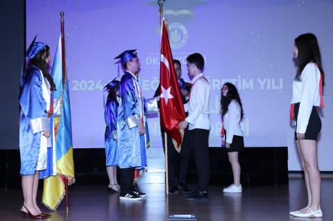 Gurur ve Mutluluk Bir Arada: Ortaokulda 10. Lisede 12. Dönem Mezunlarını Geleceğe Uğurladık 