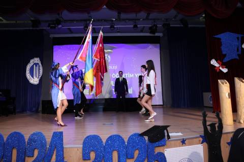  Gurur ve Mutluluk Bir Arada: Ortaokulda 10. Lisede 12. Dönem Mezunlarını Geleceğe Uğurladık 