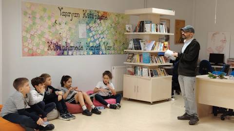  Yazarlarla Buluşan Öğrencilerimiz Kitapların Büyülü Dünyasına Yolculuk Yaptı 