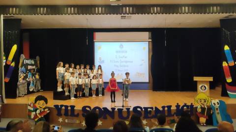 Miniklerimizden Muhteşem Yıl Sonu Gösterisi