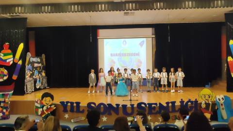 Miniklerimizden Muhteşem Yıl Sonu Gösterisi