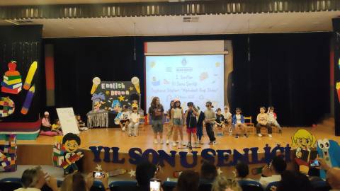Miniklerimizden Muhteşem Yıl Sonu Gösterisi