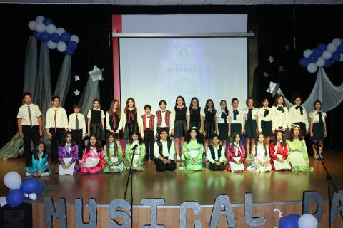 Öğrencilerimiz Diller ve Kültürler Arası Büyüleyici Dünyaca Ünlü Müzikal Gösterileri Sergiledler