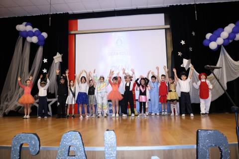 Öğrencilerimiz Diller ve Kültürler Arası Büyüleyici Dünyaca Ünlü Müzikal Gösterileri Sergiledler