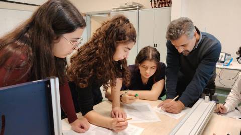 Öğrencilerimiz İstanbul Okan Üniversitesi Fizik Laboratuvarında Deneyim Dolu Bir Gün Yaşadılar
