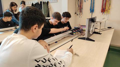 Öğrencilerimiz İstanbul Okan Üniversitesi Fizik Laboratuvarında Deneyim Dolu Bir Gün Yaşadılar 