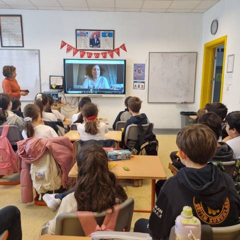 4. Sınıf Öğrencilerimiz Yazar Zeynep Alpaslan ile "Zizi" Yolculuğuna Çıktı 